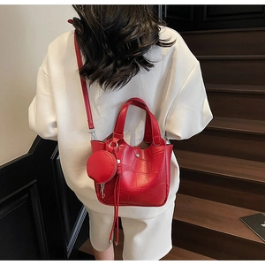 Détail du sac seau rouge effet croco avec porte-monnaie rond et fermoir métal
