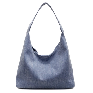 Vorderansicht einer gewaschenen blauen Denim Hobo-Tasche mit geräumigem Design
