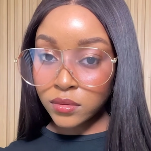 Vue de face d'un mannequin portant des lunettes d'aviateur à monture dorée et verres transparents