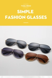 Détail de lunettes de soleil aviateur en métal avec verres dégradés et noirs