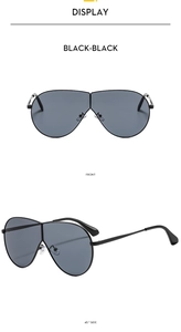 Vue de face et de profil de lunettes de soleil aviateur noires à monture métallique