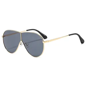 Lunettes de soleil aviateur oversize avec monture dorée et verres polarisés gris foncé