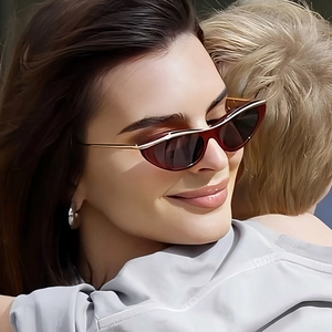 Lunettes de soleil œil de chat pour femmes avec monture rouge foncé et branches fines