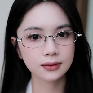 Fashionable polygonal silver metal sunglasses for women with engraved hinge details