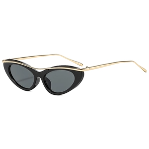 Lunettes de soleil œil de chat pour femmes avec monture noire et détails dorés