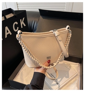 Schicke beige Beuteltasche mit geflochtenem Kettenriemen, stilvolle Umhängetasche für Damen.