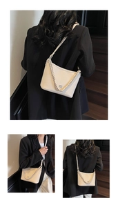 Detailansicht der stylischen Damen Umhängetasche aus strukturiertem Leder mit Kette.