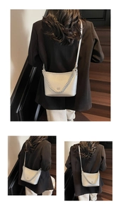 Elegante silberne Kettentasche für Damen, modische Umhängetasche aus Leder für den Alltag.