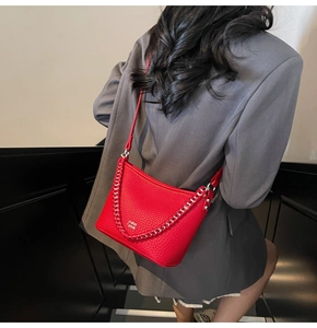 Detailansicht der modischen roten Leder Schultertasche mit stylischem Kettendetail.