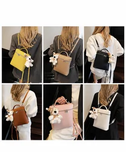 Collage de bolsos de cuero PU granulado multicolor con colgantes de perrito en escaleras