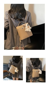 Mochila de cuero caqui con colgante de perro de peluche en varios estilos de uso