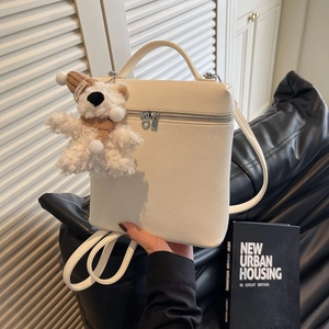 Bolso de mano de cuero blanco granulado con colgante de oso de peluche y bandolera