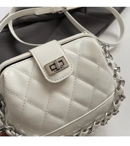 Dettaglio della borsa trapuntata bianca in ecopelle con fibbia e catena argentata
