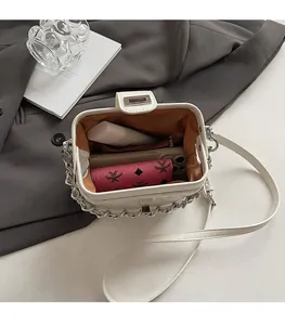Interno di borsa trapuntata bianca che mostra lo spazio per telefono e portafoglio