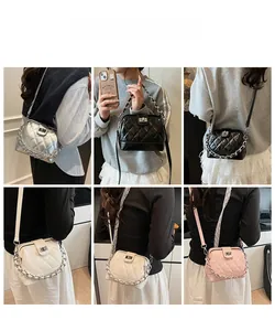 Dettaglio borse in pelle trapuntata in argento, nero, bianco e rosa con tracolla a catena