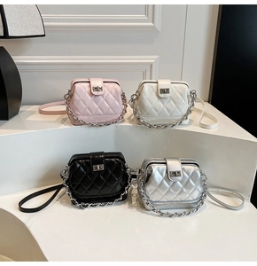 Mini borse a tracolla trapuntate in rosa bianco nero e argento con catena