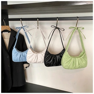 Détail des sacs à bandoulière croissants plissés avec nœuds en quatre couleurs pastel