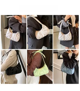 Modèles portant des sacs nuage plissés avec bandoulières à nœud en quatre coloris