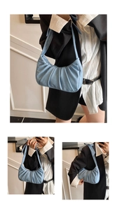 Vue détaillée du sac nuage plissé bleu clair avec texture élégante et bandoulière