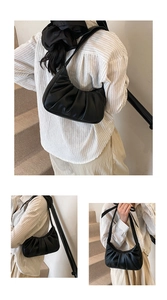 Gros plan sur le sac à bandoulière noir plissé avec texture en similicuir souple