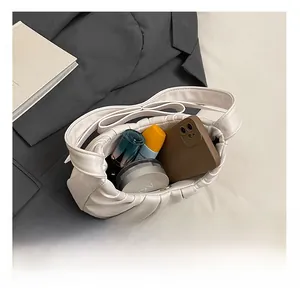 Détail de la capacité intérieure du sac nuage plissé blanc crème avec objets du quotidien
