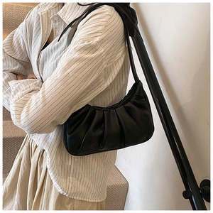 Détail du sac nuage plissé noir avec texture en cuir mat et plis souples sur l'épaule