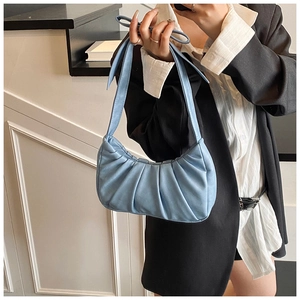 Détail du sac nuage bleu clair avec cuir plissé doux et bandoulière large élégante