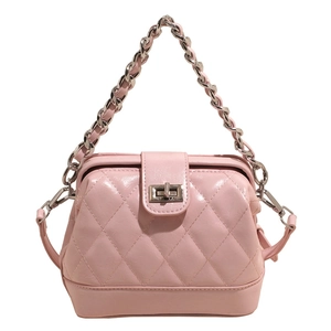 Borsa a mano in pelle trapuntata rosa in stile retrò con manico a catena argento