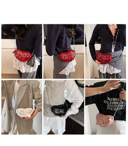 Collage de sacs à chaîne en forme de cœur portés en rouge, blanc, noir et rose par mannequin