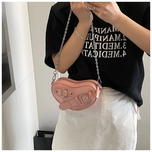 Sac à bandoulière rose en forme de cœur avec boucles en métal argenté et chaîne