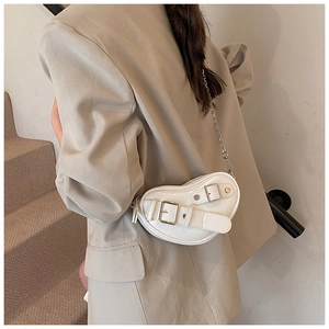 Sac à bandoulière chic en forme de cœur blanc avec boucles argentées et chaîne raffinée