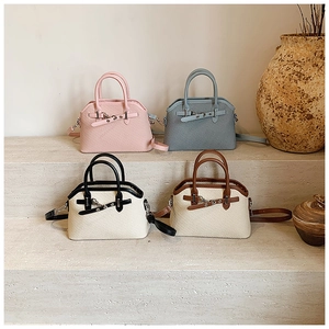 Vue détaillée de sacs trapèze colorés avec texture tissée et boucles décoratives