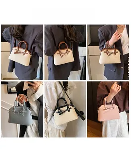 Vue composite de mannequins portant des sacs tressés en beige, bleu et rose tendance