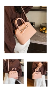 Détail du sac coquillage rose avec texture en cuir tressé et fermoir métallique élégant