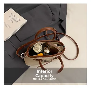 Vue détaillée de l'intérieur du sac offrant l'espace pour téléphone et cosmétiques