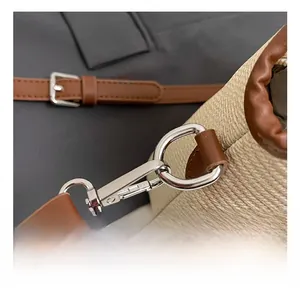 Gros plan détaillé de la texture paille tressée avec bordure en cuir brun et crochet