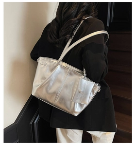 Détail du cabas argenté métallisé avec petite pochette assortie et doubles bandoulières
