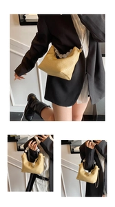 Détail d'un sac jaune tressé avec poignée en perles et bandoulière en chaîne métallique