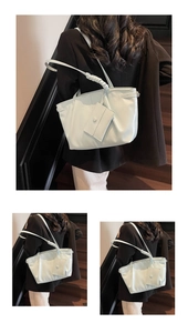 Détail du sac cabas en cuir ciré vert menthe avec une petite pochette décorative assortie