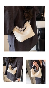 Détail du sac sous le bras blanc cassé avec motif crocodile, anse perle et bandoulière