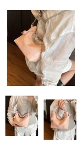 Détail du sac hobo tissé rose avec poignée en perles transparentes et chaîne en métal