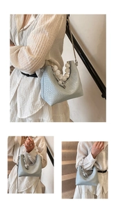 Détail du sac sous le bras bleu clair tressé avec poignée en perles et chaîne en métal