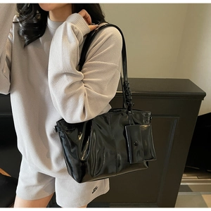 Détail du sac cabas en cuir verni noir brillant avec petite pochette amovible