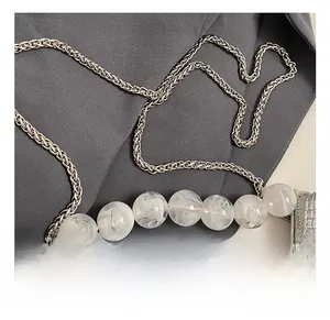 Détails du sac sous le bras tressé argenté avec poignée en marbre et chaîne chic