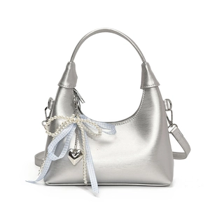 Sac à main argenté en demi-lune avec pendentif en perles et nœud bleu clair