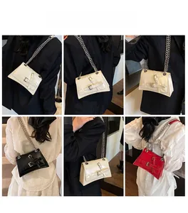 Détails du sac carré à chaîne sur modèles présentés en quatre couleurs tendance