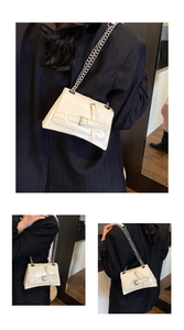 Détail du mini sac en cuir verni crème avec bandoulière chaîne argentée et boucle