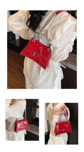 Détails du sac à main rouge en similicuir avec chaîne argentée et boucles modernes