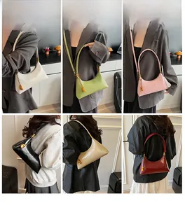 Mehrere Ansichten minimalistischer glänzender Schultertaschen aus Leder mit Goldkette
