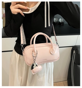 Sac polochon rose avec logo Clearok, breloque coeur chaîne argentée et bandoulière fine
